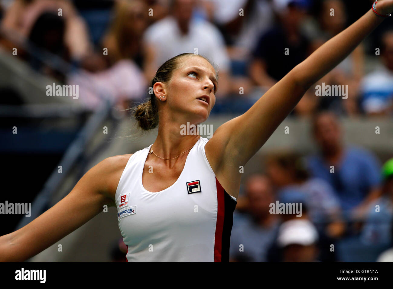 New York, USA. 10. September 2016. Karolina Pliskova der Tschechischen Republik dienen, Angelique Kerber Deutschlands während der Endrunde der Vereinigten Staaten Open Tennis Championships in Flushing Meadows, New York am Samstag, den 10. September.  Kerber, gewann das Match und ihre erste US Open-Titel in drei setzt Credit: Adam Stoltman/Alamy Live News Stockfoto