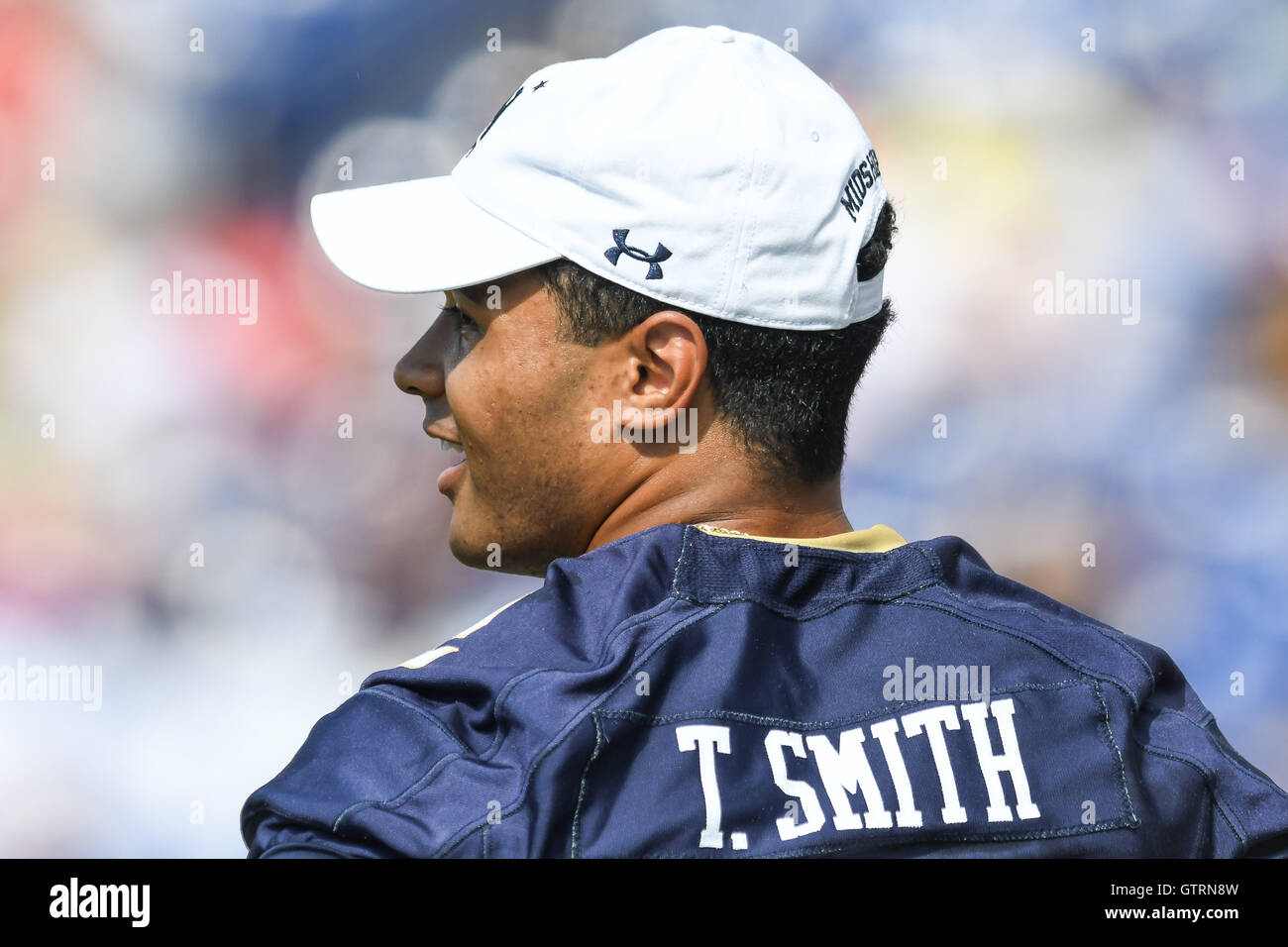 Annapolis, Maryland, USA. 10. September 2016. Verletzten Start Quarterback TAGO SMITH (2) Uhren seiner Teamkollegen Praxis vor die Marine v. der University of Connecticut-Spiel bei der Navy Marine Corps Memorial Stadium, Annapolis, Maryland, USA statt. © Amy Sanderson/ZUMA Draht/Alamy Live-Nachrichten Stockfoto