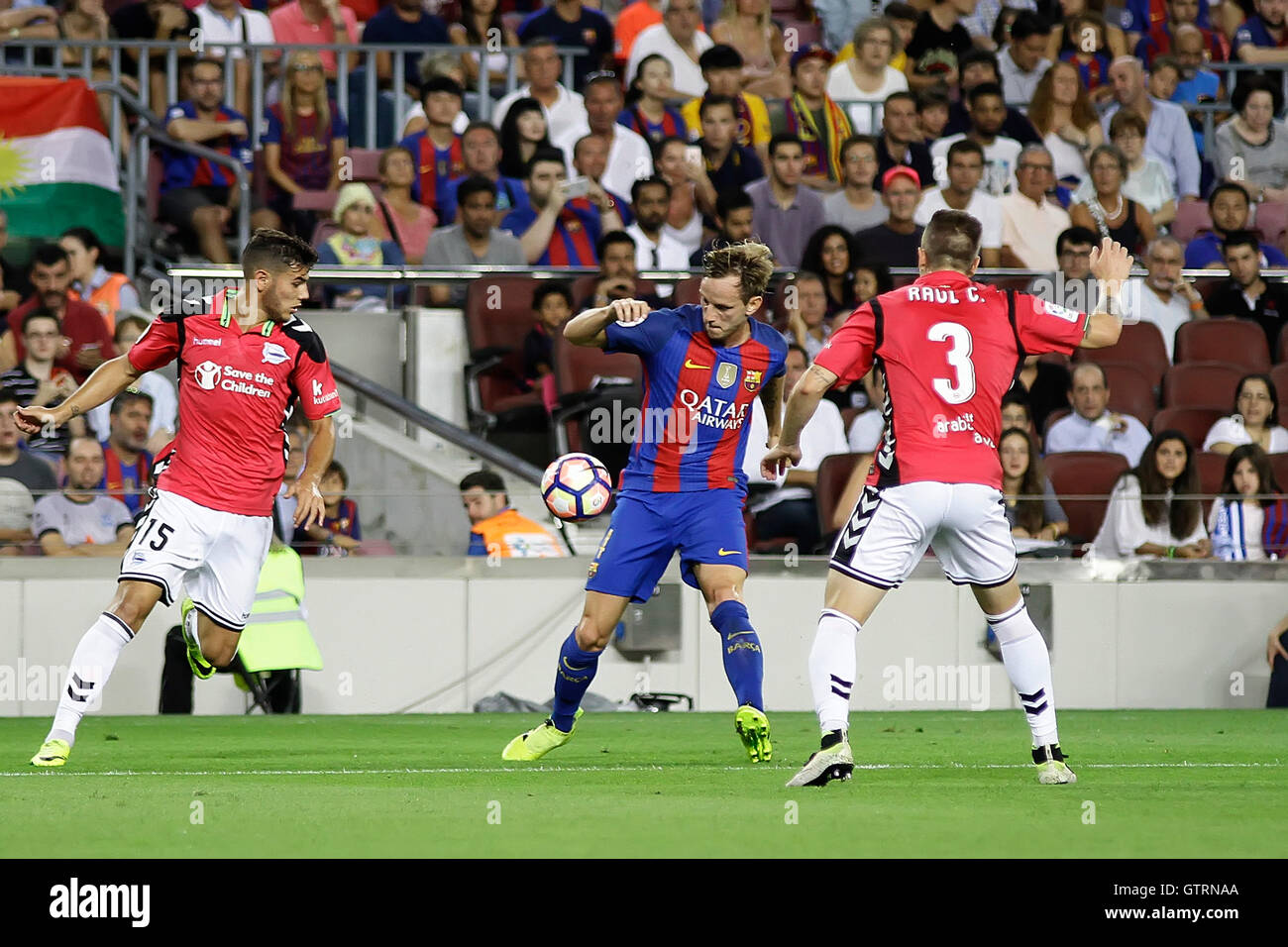 Camp Nou, Barcelona, Spanien. 10. September 2016. La Liga Fußball. Barcelona vs. Alaves. Rakitic von Theo Alaves in Frage gestellt. Alaves geschockt Barcelona mit einem 1: 2-Auswärtssieg. Bildnachweis: Aktion Plus Sport/Alamy Live-Nachrichten Stockfoto