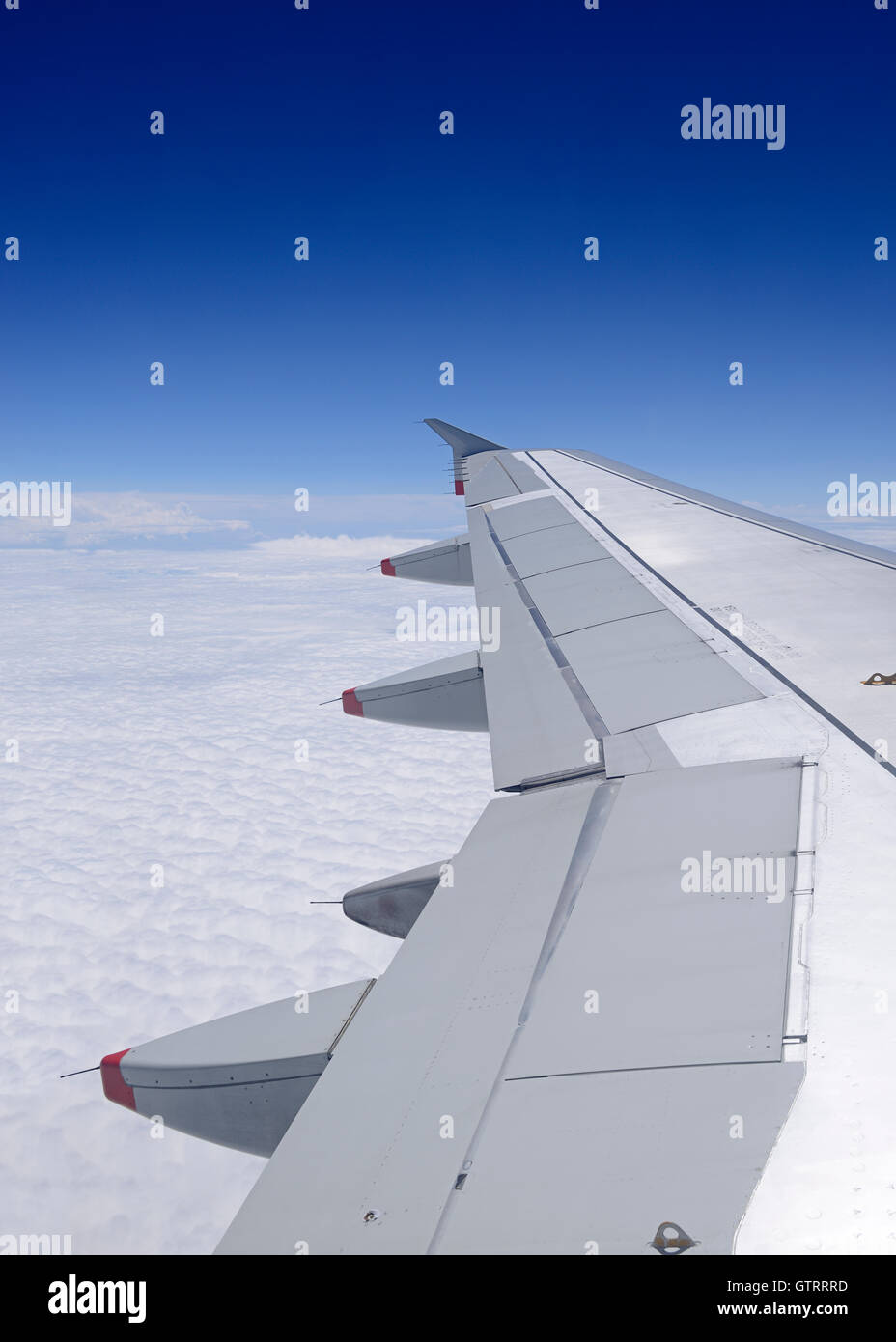 Flugzeugflügel während des Fluges. Stockfoto