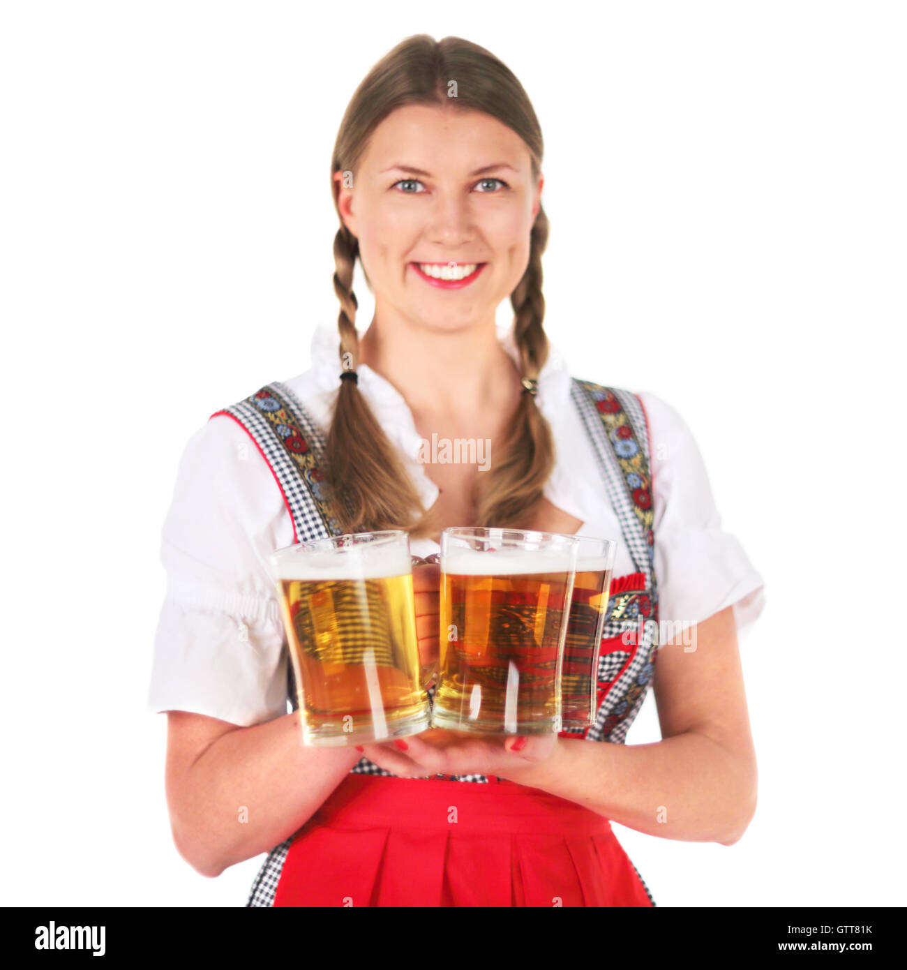 Schöne Oktoberfest Frau hält Bierkrüge isoliert auf weißem Hintergrund Stockfoto