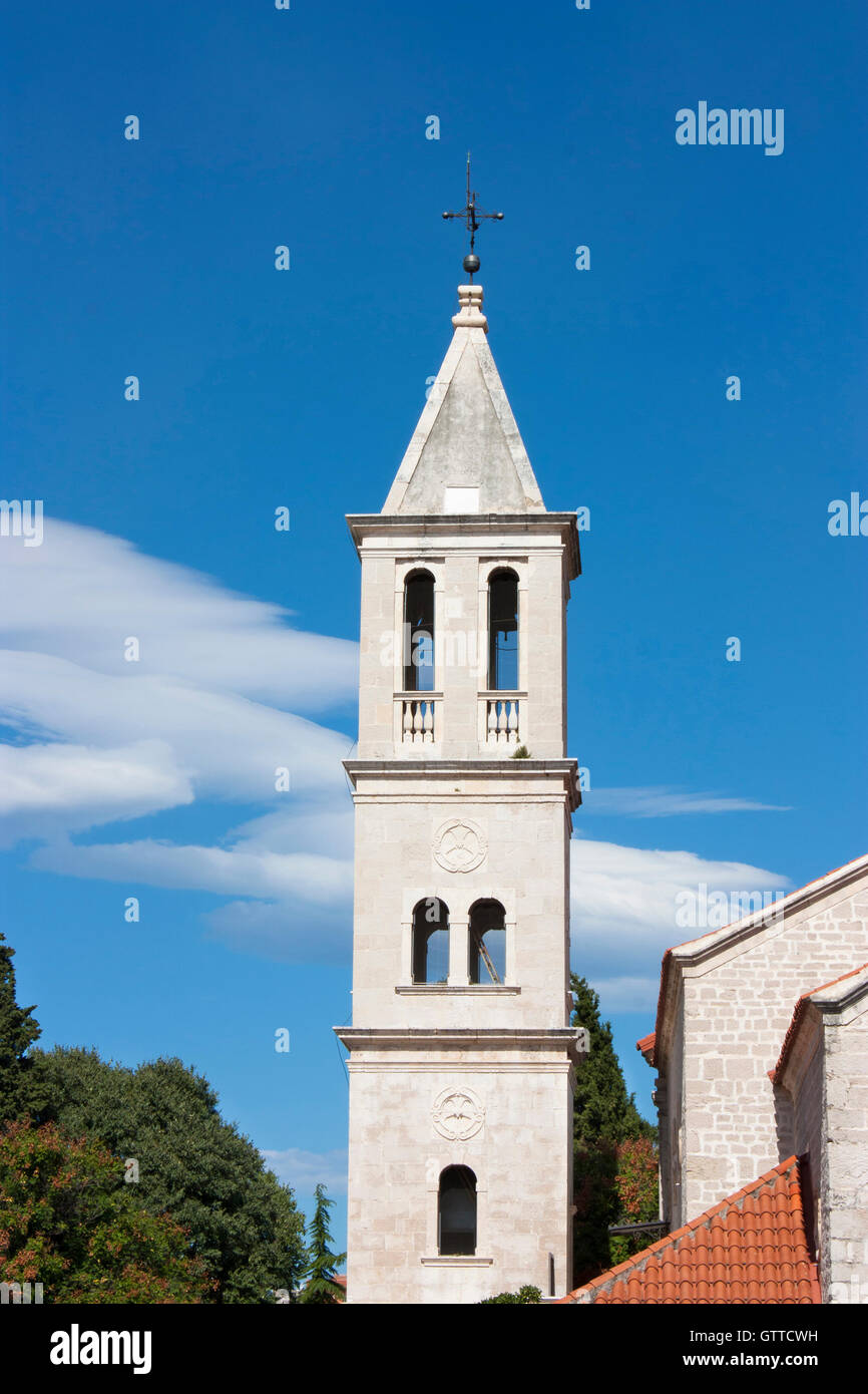 Glockenturm der Kirche der Madonna aus der Stadt Sibenik, Kroatien,, aus XVIII Jahrhundert, gegen die friedlichen Sommerhimmel mit einer weißen Wolke schweben. Stockfoto