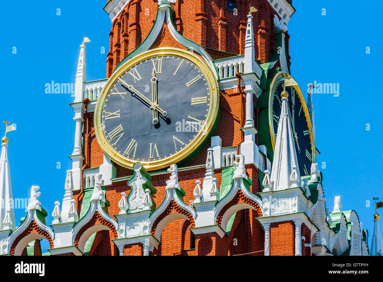 Geläute Uhren der repariert und renoviert Spassky (Retter) Turm des Moskauer Kreml vor dem Hintergrund der klaren blauen Himmel Stockfoto