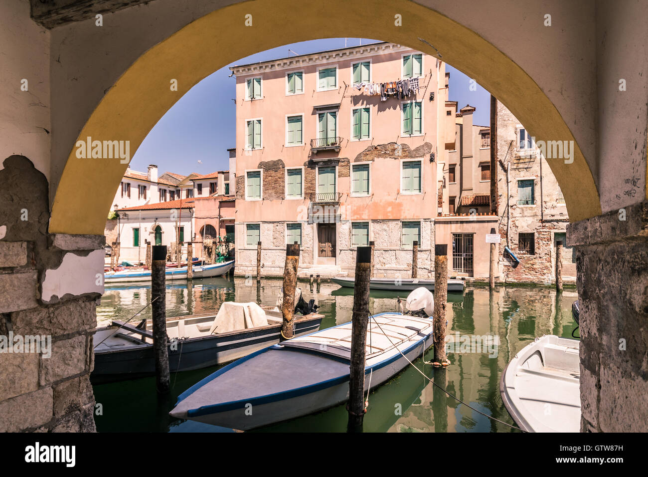 Chioggia Einblick von den Arkaden entlang der Grachten. Stockfoto