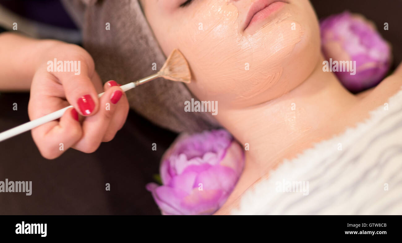 Anwendung Schönheitsmaske auf Gesicht in einem Schönheitssalon. Stockfoto