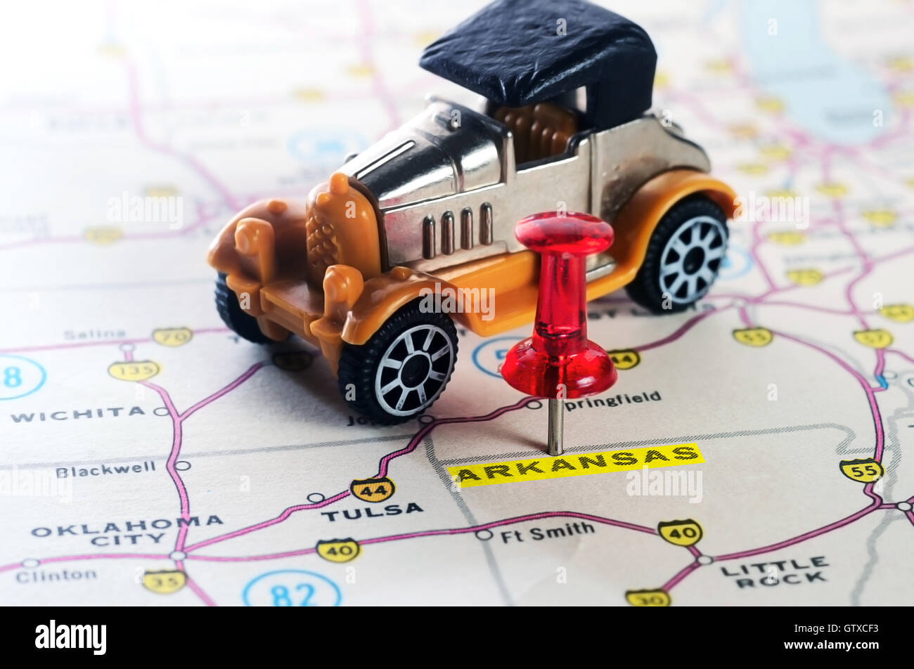 Nahaufnahme von Arkansas USA Karte mit roten Stift und Retro-Auto-Spielzeug - Reisekonzept Stockfoto