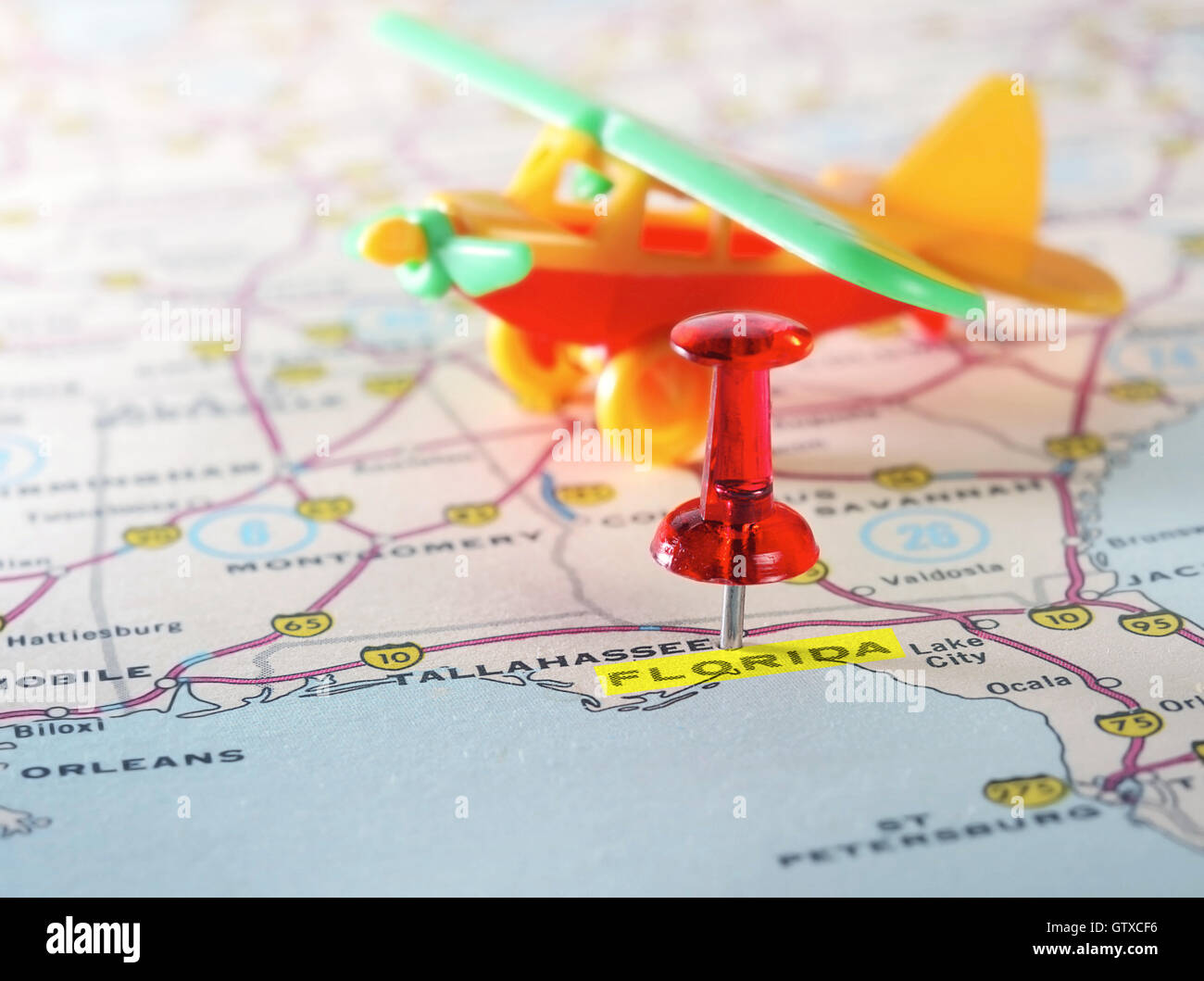 Nahaufnahme von Florida USA-Karte mit roten Stift und Flugzeug Spielzeug - Reisekonzept Stockfoto