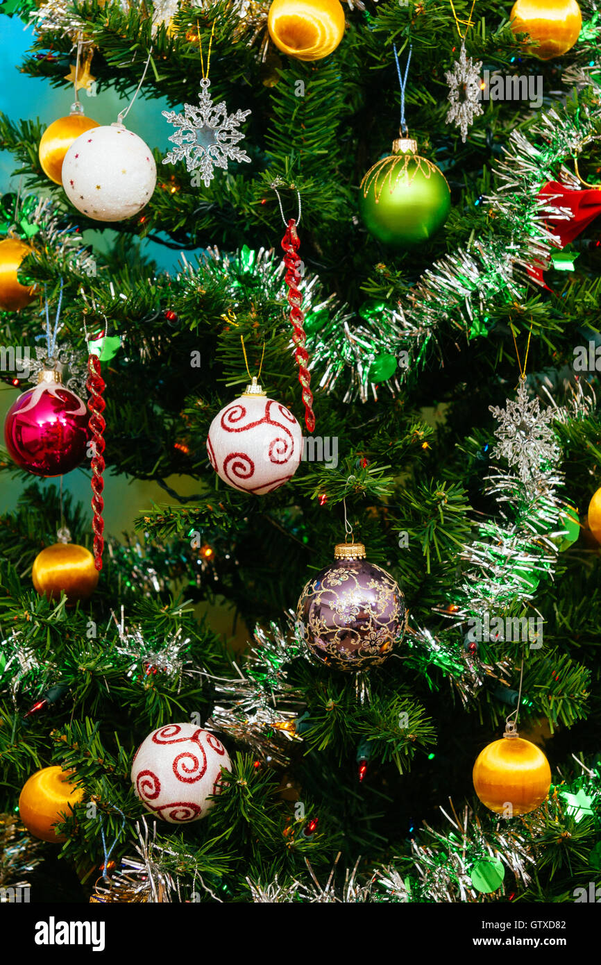 Nahaufnahme der Weihnachtsbaum mit Schmuck Kugeln, Schneeflocken, Teddybären, Schlitten, Lebkuchenhaus, Tannenzapfen und Lichter. Stockfoto
