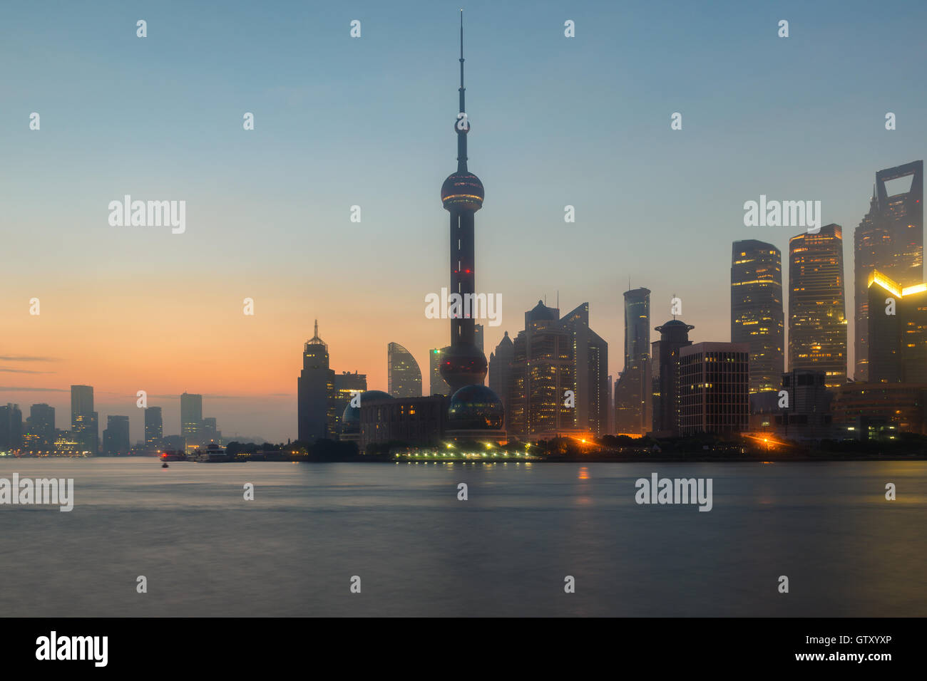 Skyline von Shanghai, China am Huangpu River in Shanghai, China Stockfoto