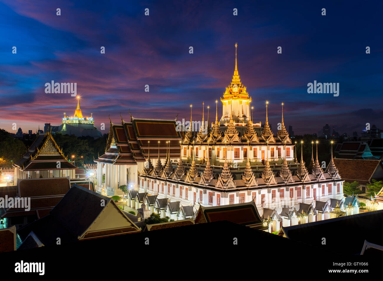 Wat Ratchanatdaram Tempel und Metall Schloss in Bangkok, Thailand Stockfoto