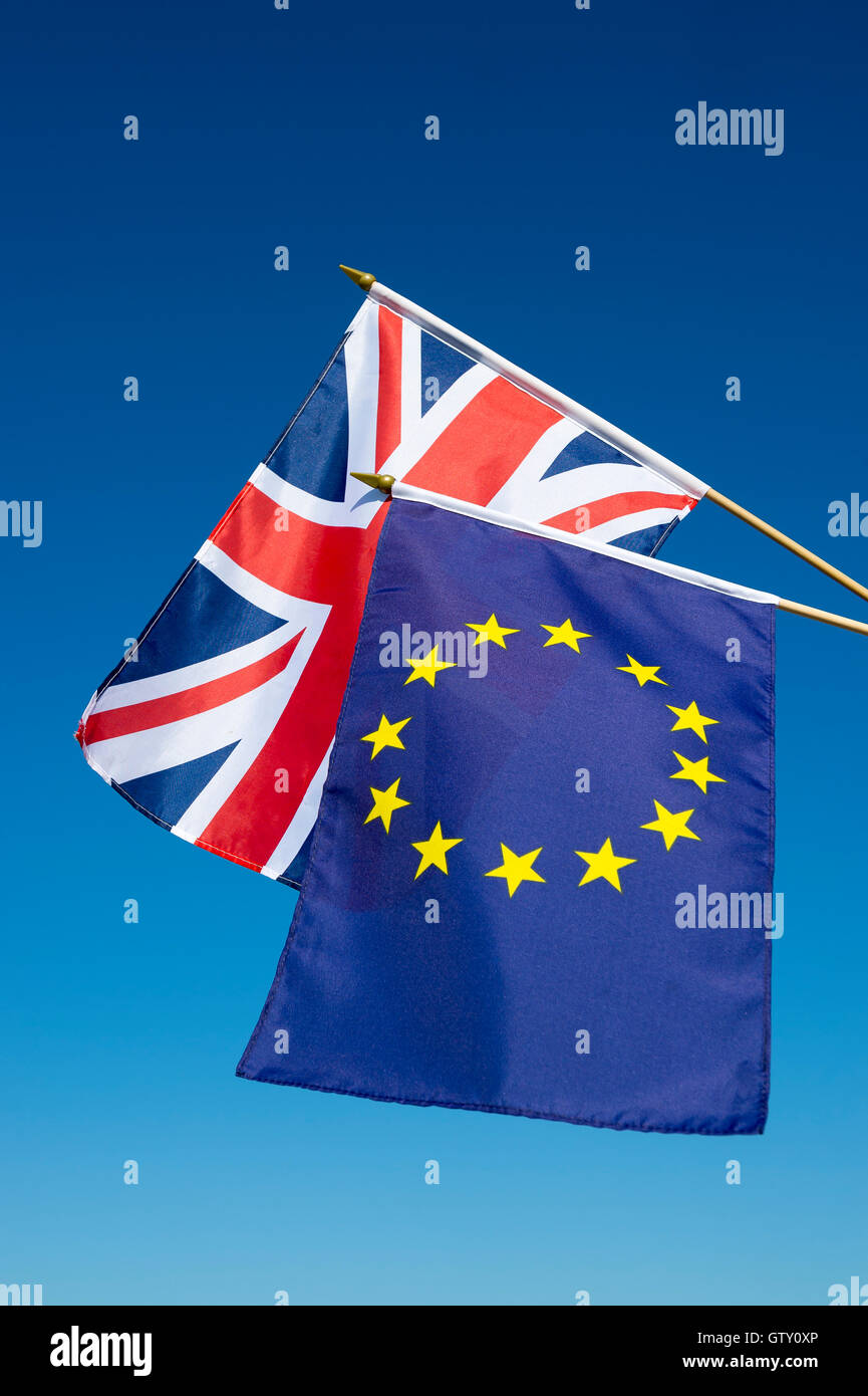 Europäischen Union und der britische Union Jack Flagge vor strahlend blauem Himmel in Vertretung der Austritt der Volksabstimmung über EU Stockfoto