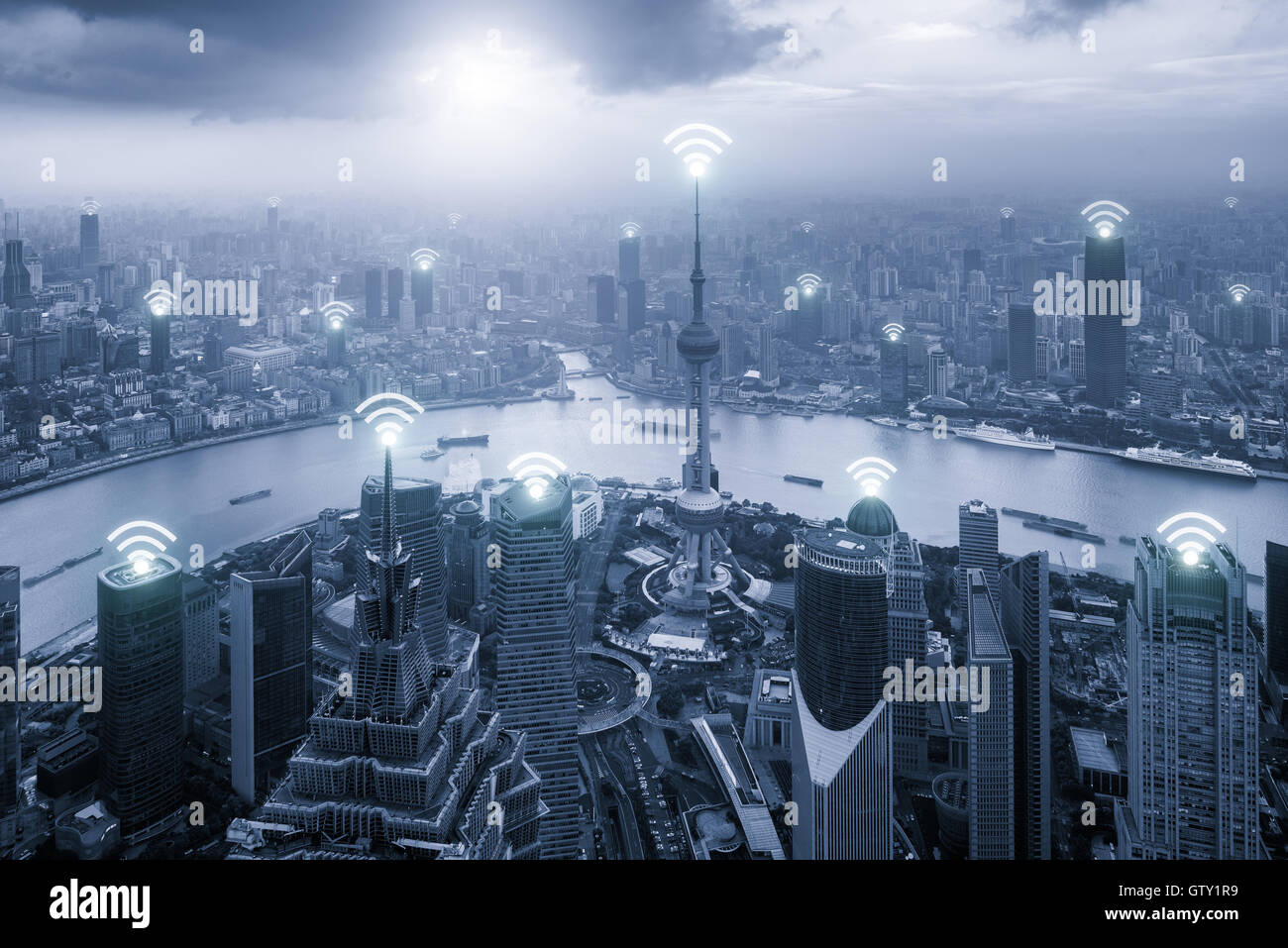 Luftaufnahme der Skyline von Shanghai mit WLAN-Netzwerkverbindung im Zentrum Geschäftsviertel. Technologie, Netzwerk und die Verbindung Stockfoto