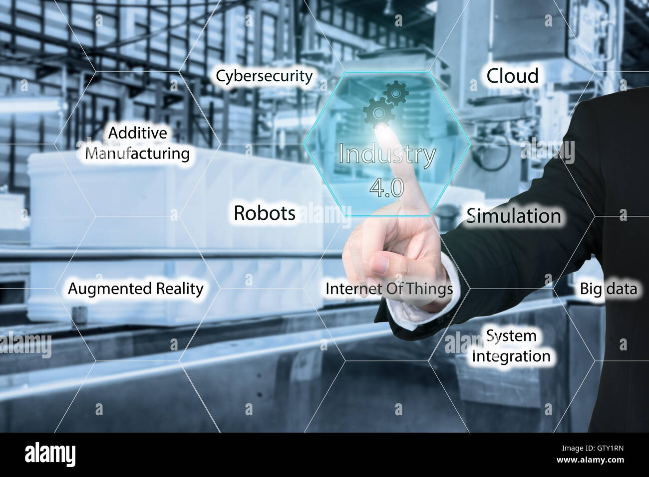 Business-Mann berühren Industrie 4.0-Symbol in virtuelle Schnittstelle Bildschirm zeigt Daten der smart Factory. Business Industrie 4.0-Konzept Stockfoto