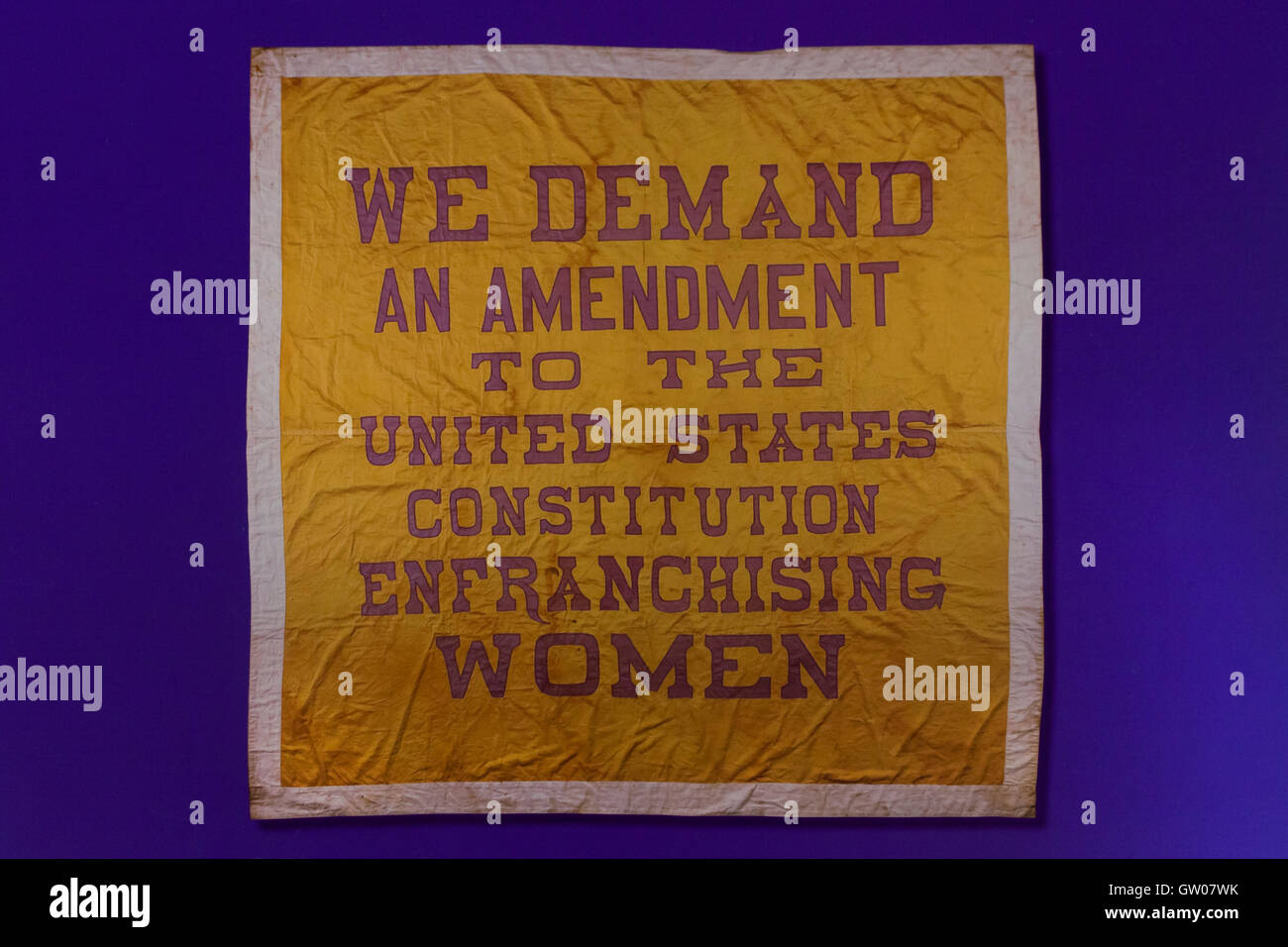 Banner mit Meldung "Wir fordern eine Änderung der Verfassung der Vereinigten Staaten Enfranchising Frauen' während das Frauenwahlrecht Bewegung - USA Stockfoto