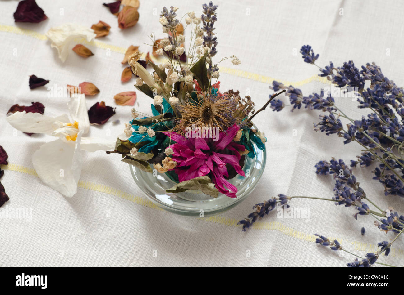 Closeup, getrocknete Blumen auf Tisch Stockfoto