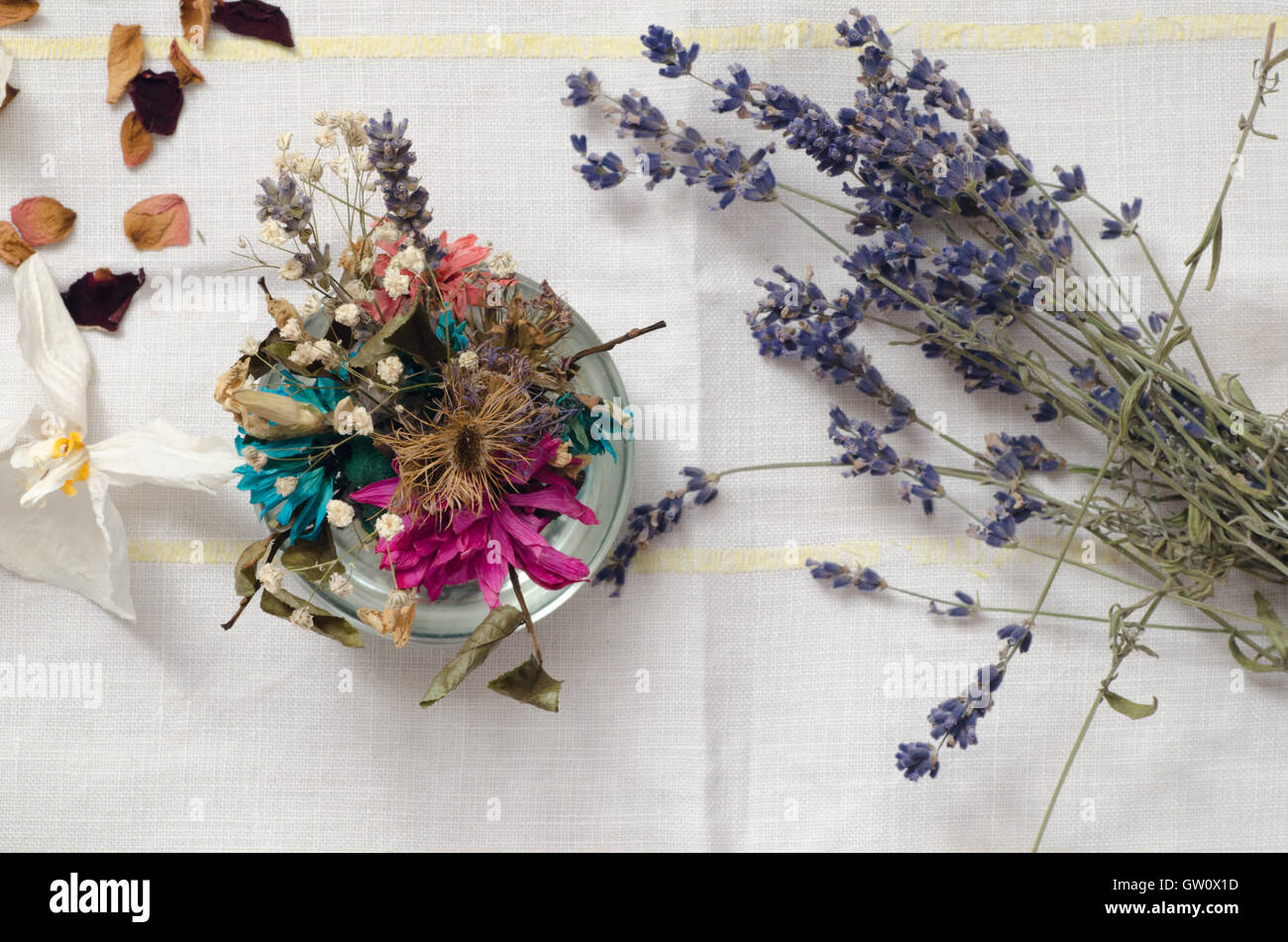 Closeup, getrocknete Blumen auf Tisch Stockfoto