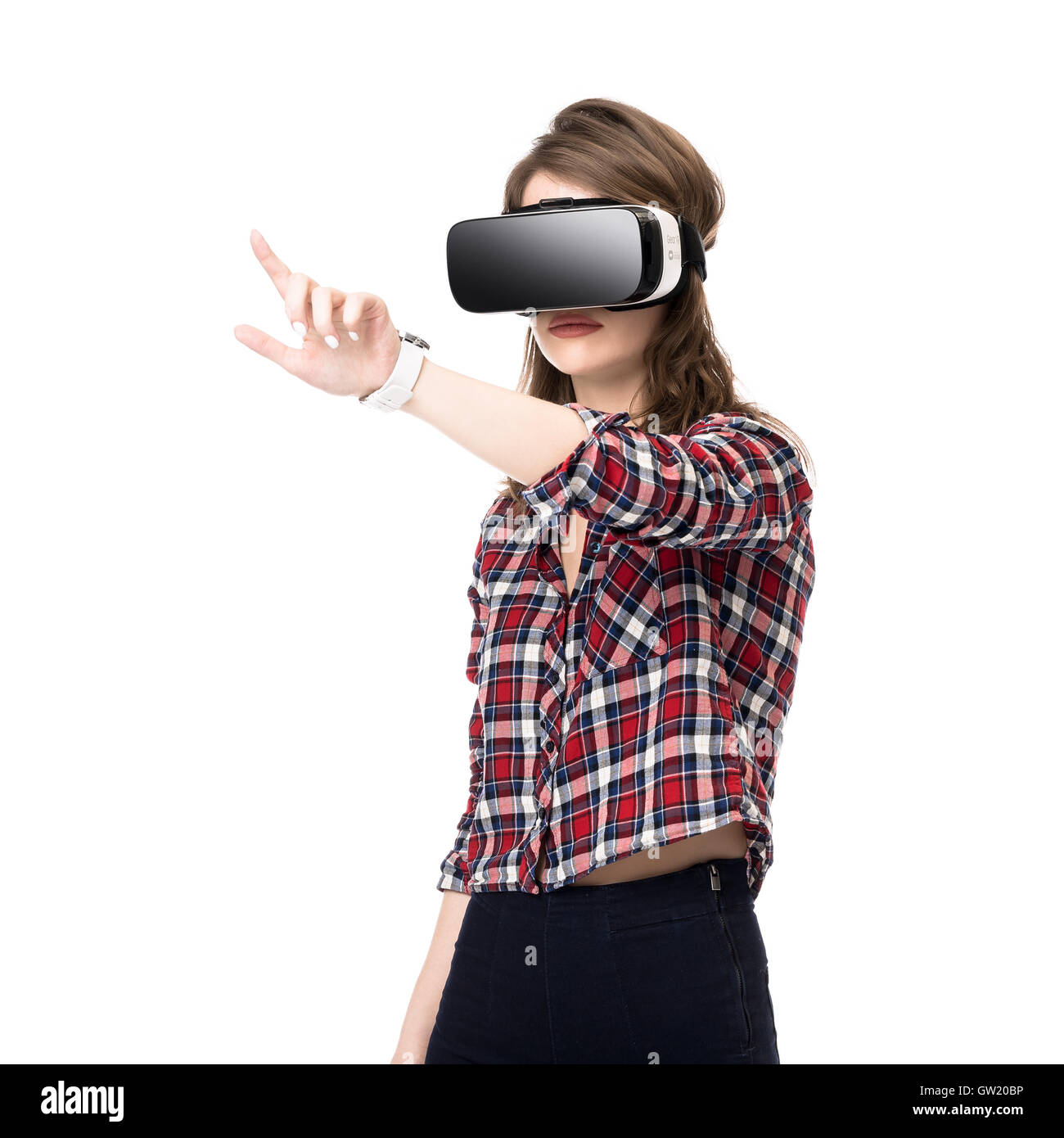 Glückliches Mädchen immer Erfahrungen mit VR Kopfhörer Brille der virtuellen Realität, viel gestikulieren Hände auf weißem Hintergrund Stockfoto