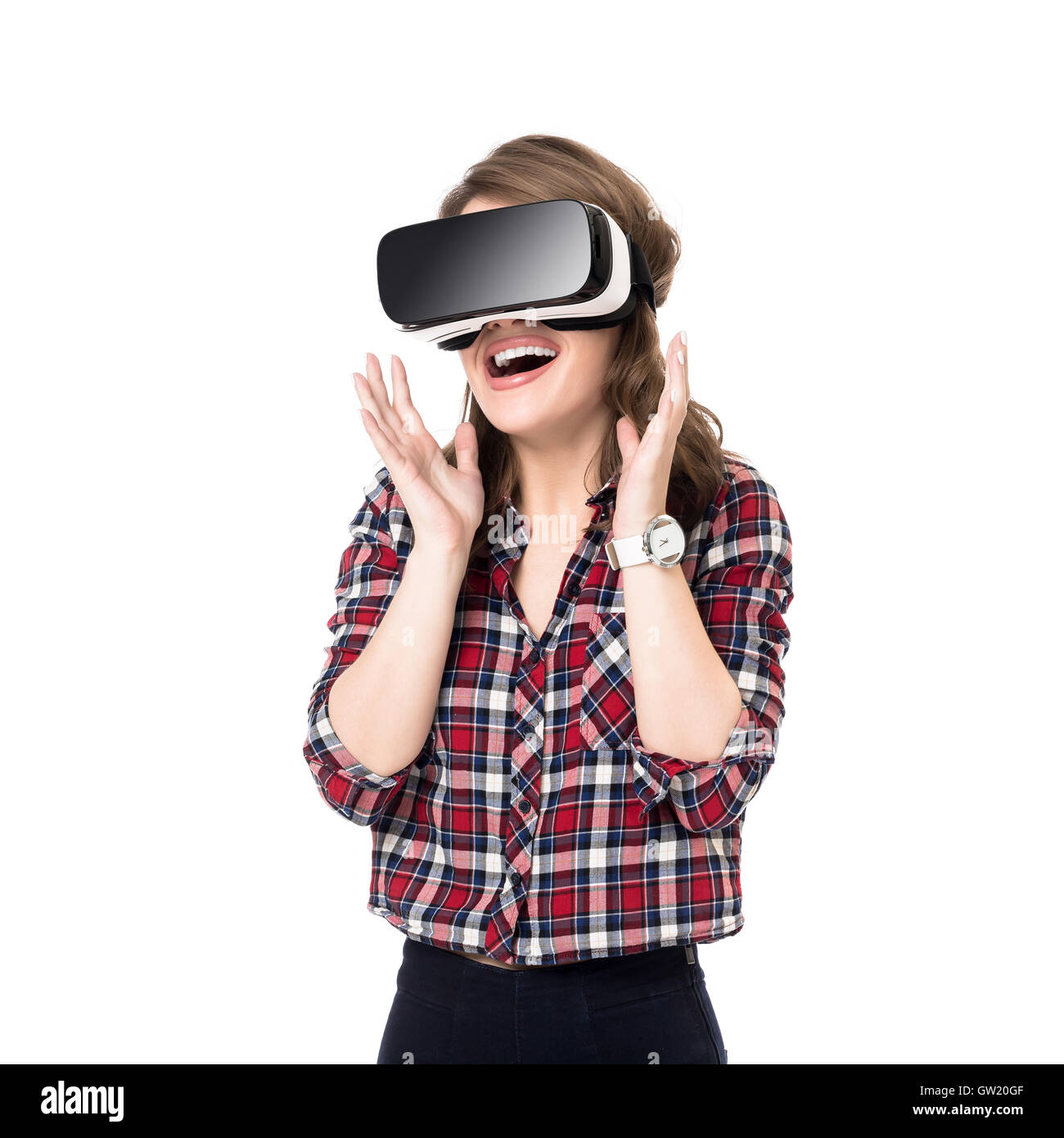 Glückliches Mädchen immer Erfahrungen mit VR Kopfhörer Brille der virtuellen Realität, viel gestikulieren Hände auf weißem Hintergrund Stockfoto