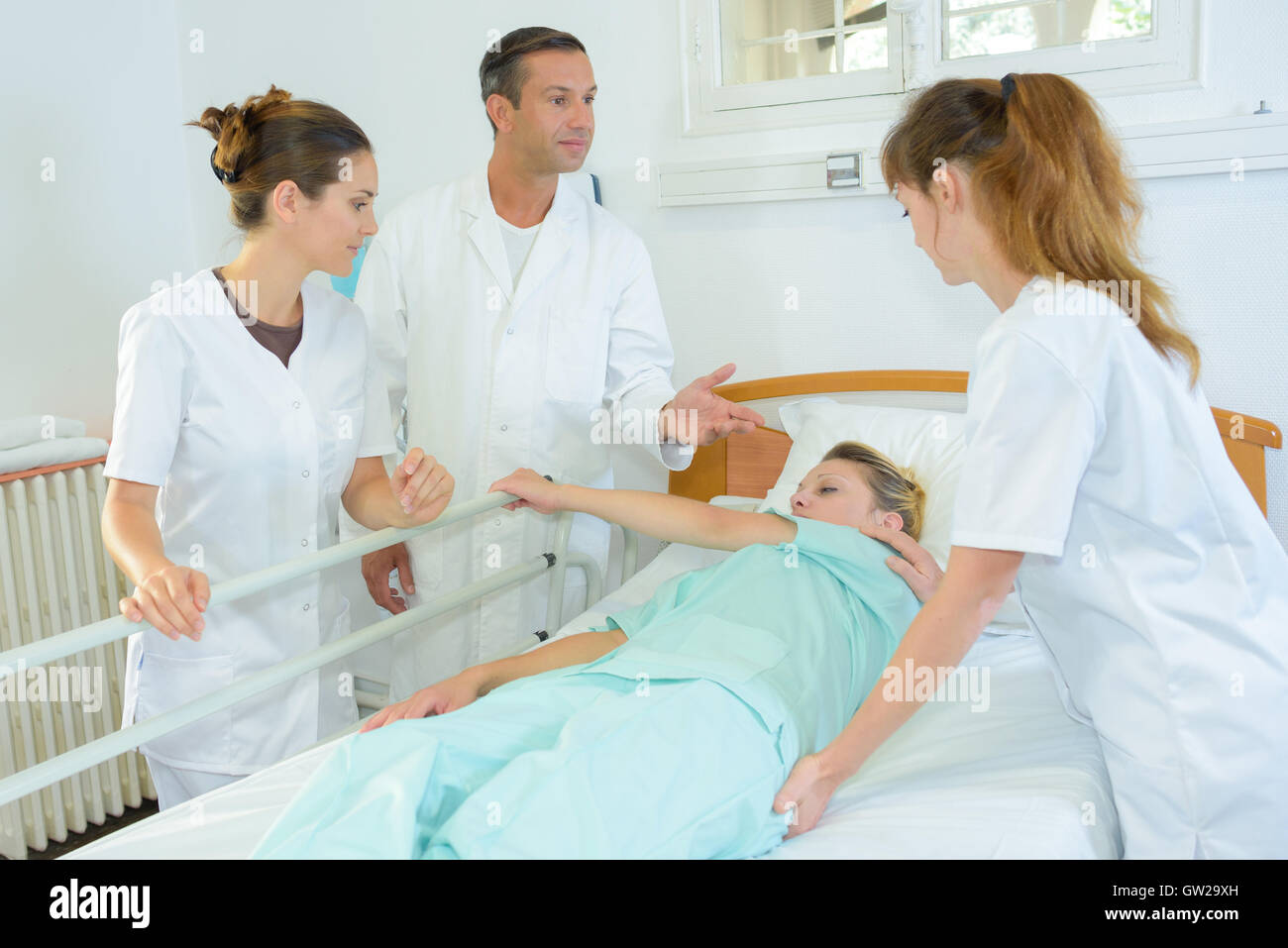 Medizinstudenten lernen, wie man einen Patienten drehen Stockfoto