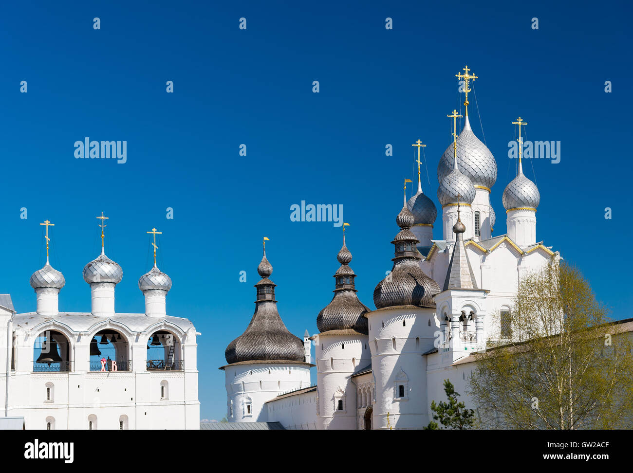 Rostower Kreml. Glockenturm der Himmelfahrts-Kathedrale und die Kirche der Auferstehung Christi. Rostov, Yaroslavl Oblast, Russland. Stockfoto