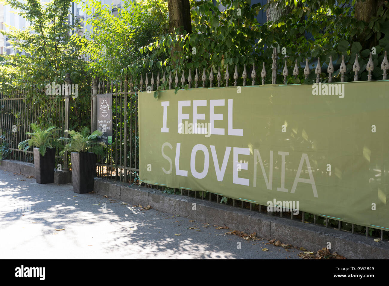 großes Plakat mit der Aufschrift unterwegs ich fühle mich Slowenien im Jazz Club Gajo Stockfoto
