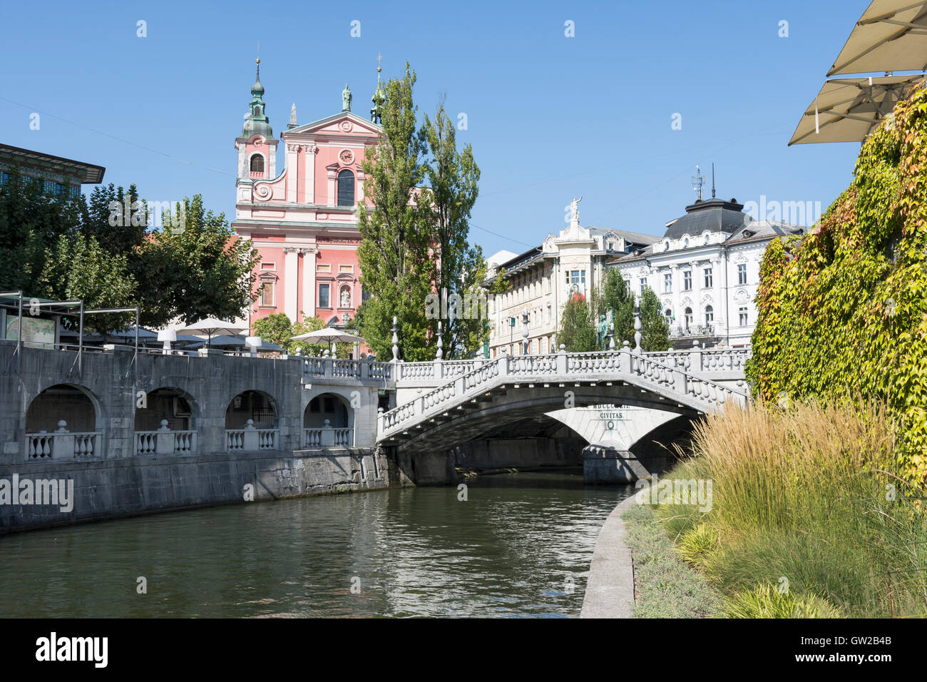 Ein Blick auf den Fluss Ljubljanica in Ljubljana Stockfoto