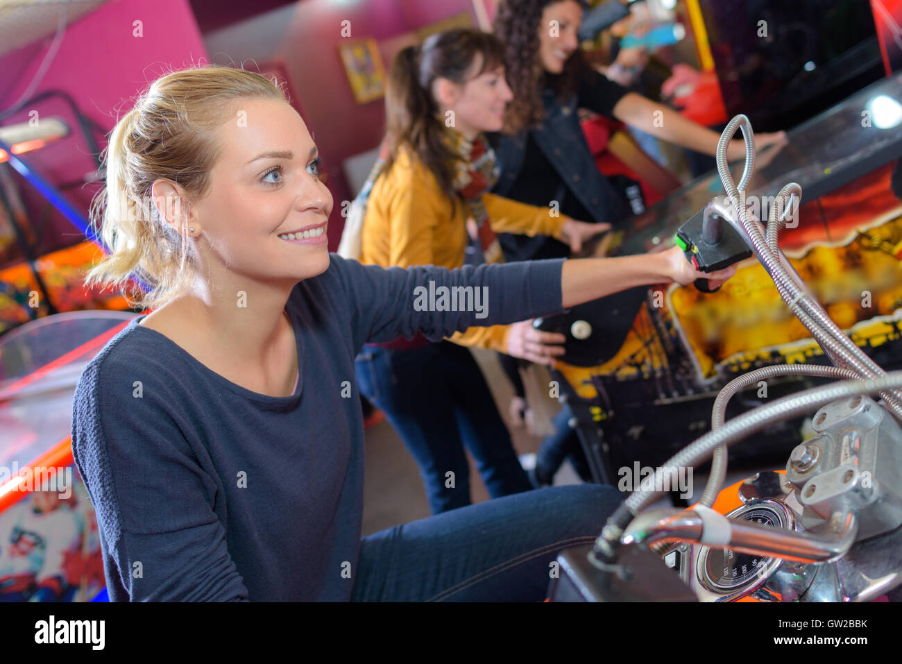 Frauen, die Spaß in einem Spielzimmer Stockfoto