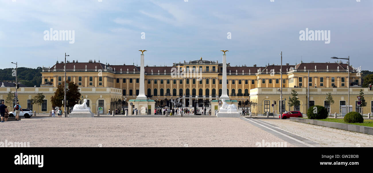 Blick auf das barocke Schloss Schönbrunn, eine ehemalige kaiserliche Sommerresidenz befindet sich in Wien, Österreich. Stockfoto