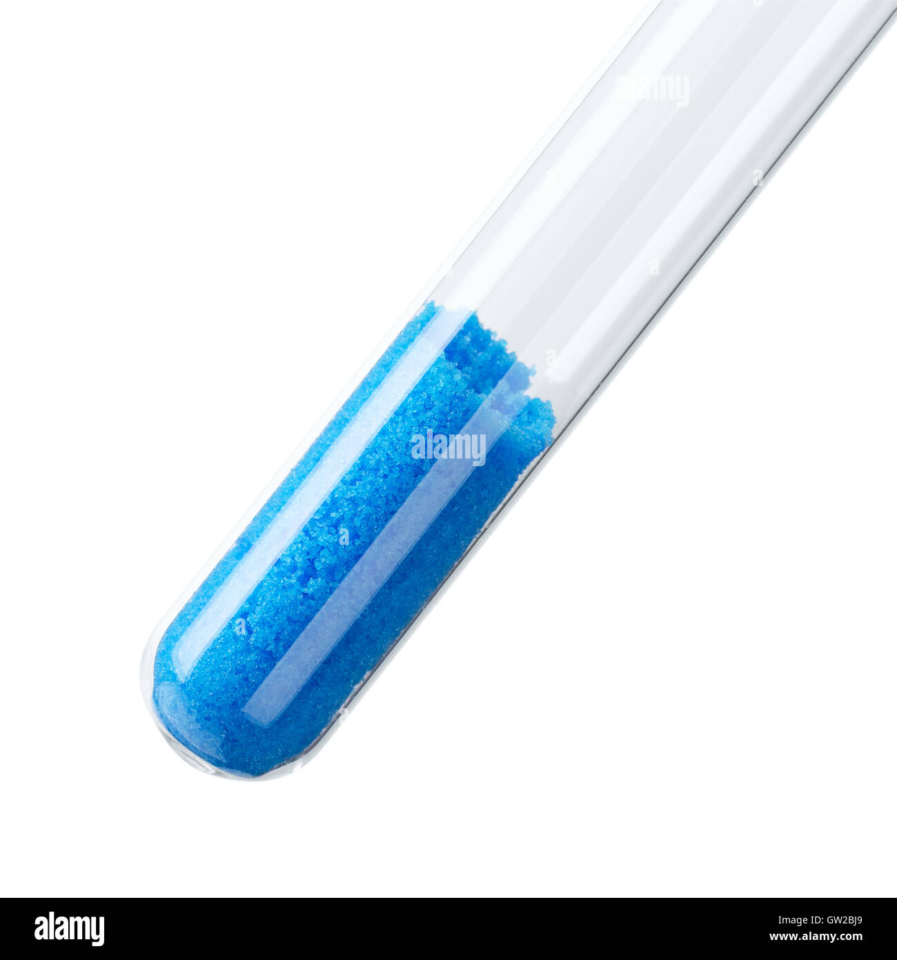 Kupfer Sulfat im Reagenzglas über weiß. Hellen blauen Kupfersulfat CuSO4, auch Blue Vitriol oder Blaustein. Salz. Stockfoto
