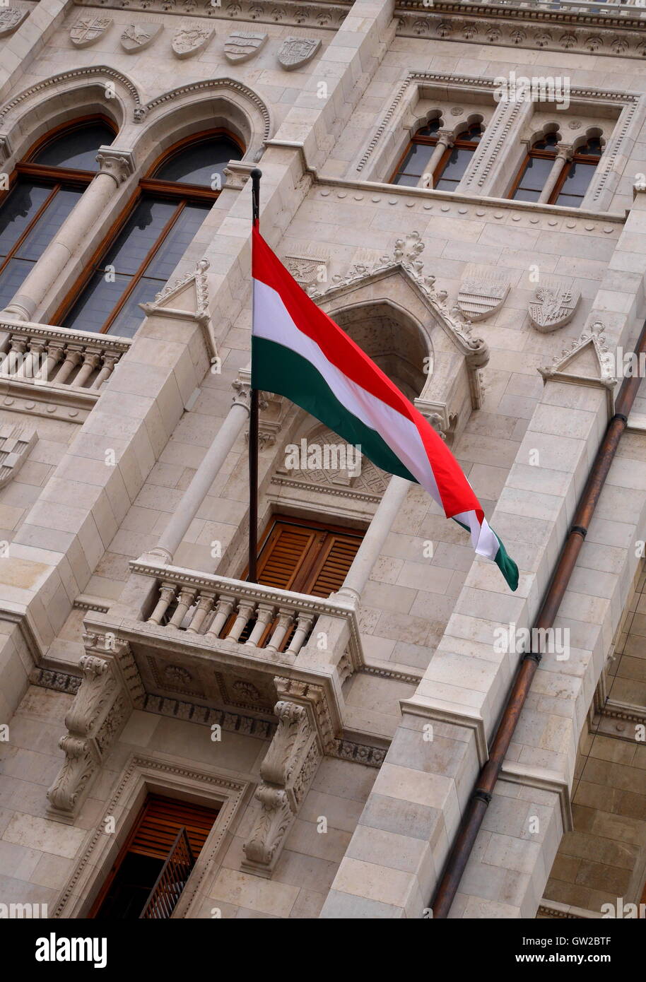 Ungarische Flagge auf der Parlament-Gebäude, entworfen von Imre Steindl im Jahre 1885, Budapest, Ungarn Stockfoto
