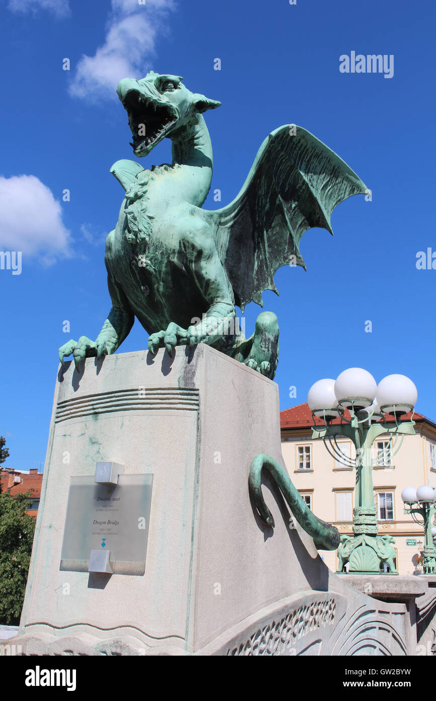 Drachen Skulptur und Plakette an der Dragon-Brücke über den Fluss Ljubljanica in Innenstadt von Ljubljana, Slowenien. Stockfoto