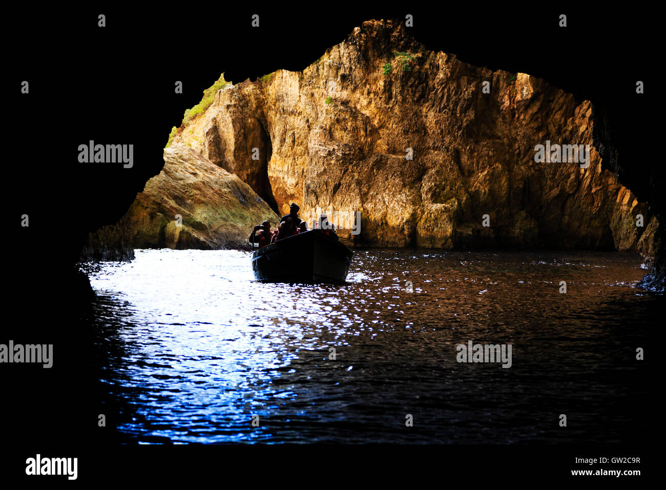 Touristische Bootsfahrt in der Blauen Grotte Grotten, Malta Stockfoto