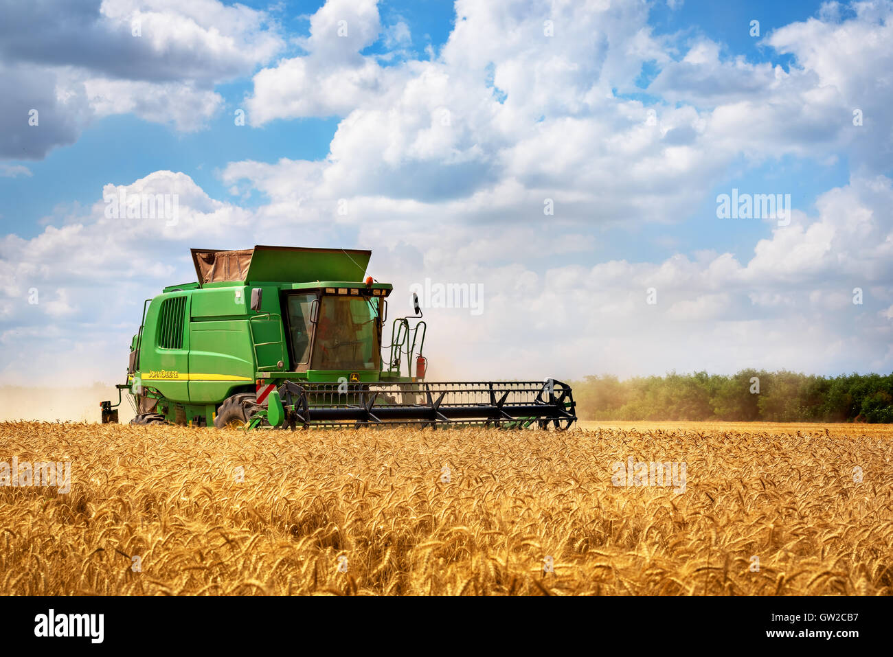 Dobrich, Bulgarien - Juli 08: Moderne John Deere Mähdrescher ernten Getreide im Feld in der Nähe der Stadt Dobrich, Bulagaria Juli 08 Stockfoto