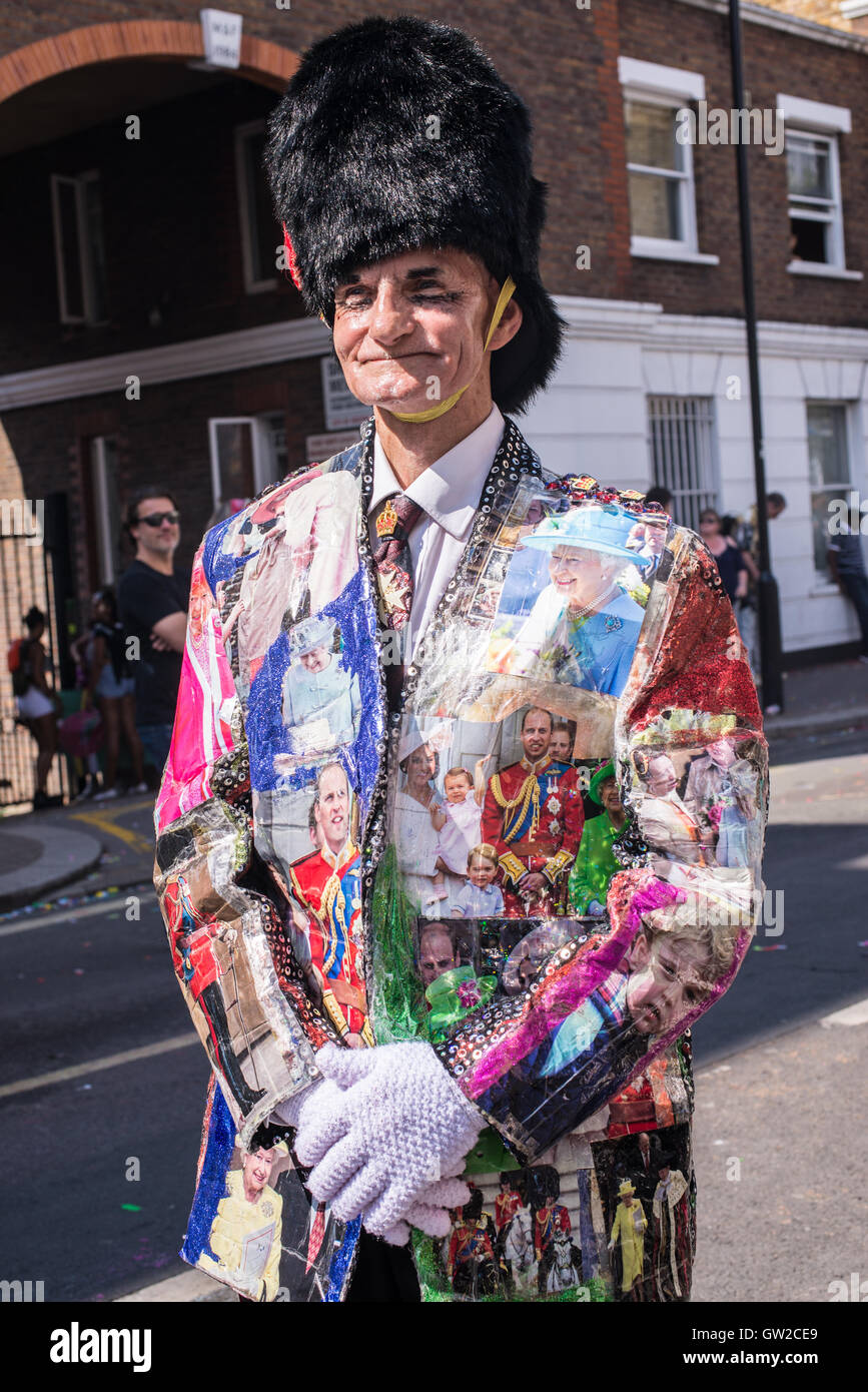 Mann trägt eine Jacke mit Bildern von der Queen und die königliche Familie darauf an der Notting Hill Carnival Parade in London, England. Stockfoto