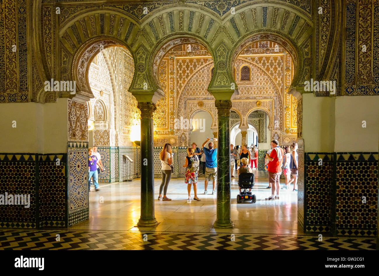 Der Mudéjar-Stil Bögen im Ambassador Zimmer an maurische Alcázar Palast, Sevilla, Andalusien, Spanien. Stockfoto