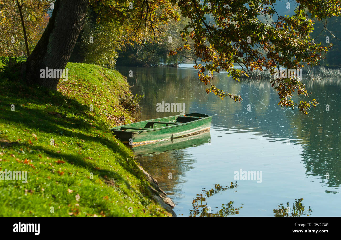 Einsames Boot Krka Fluss, Otocec, Slowenien Stockfoto