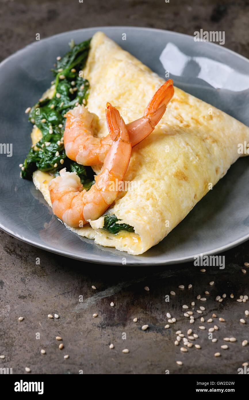 Omelette mit Spinat und Krabben Stockfoto