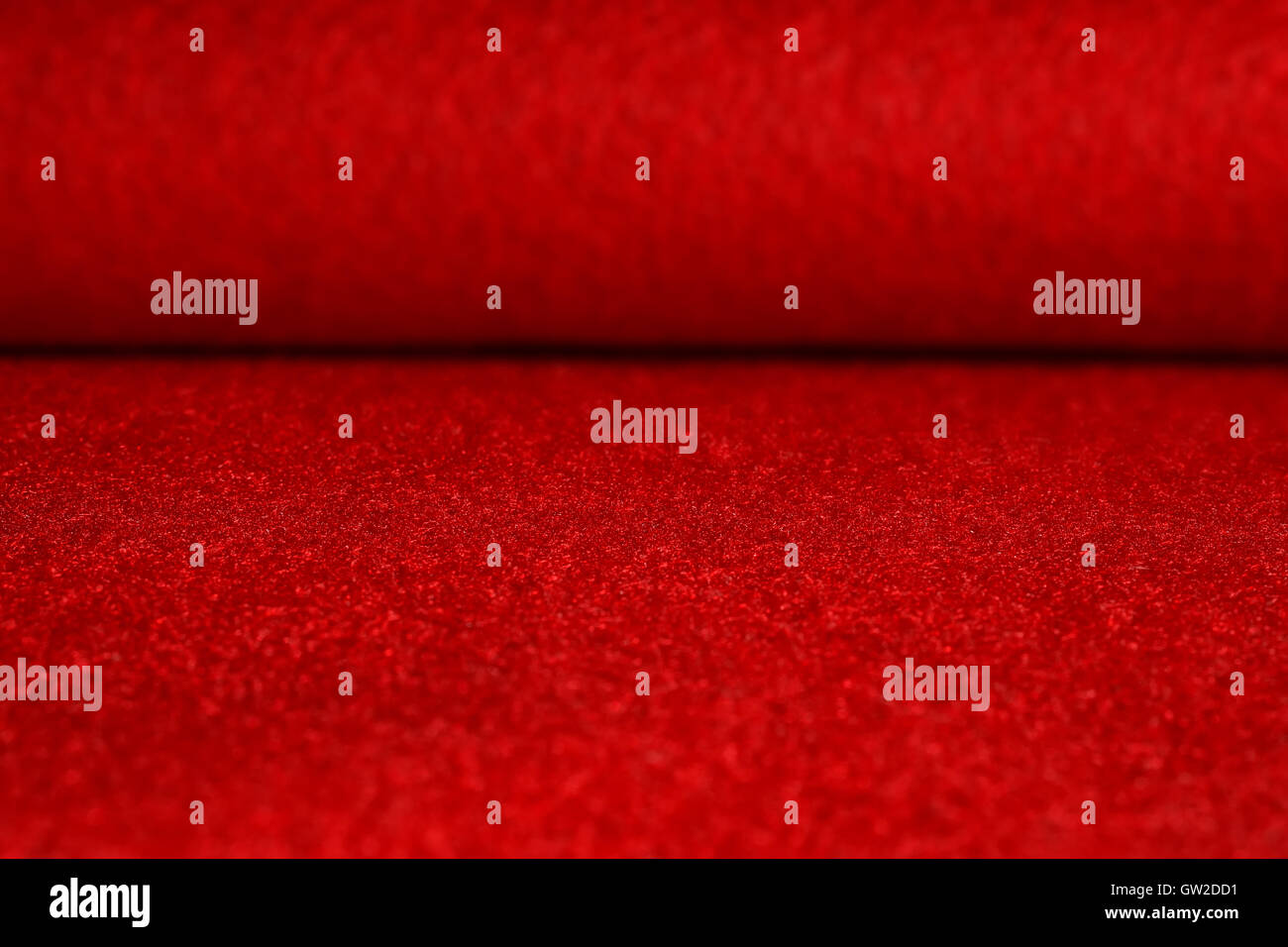 Roter Samt-Oberfläche. Tabelle und unscharfen Hintergrund Stockfoto