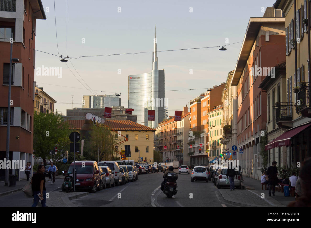 Mailand, Italien - 13. April 2015: Via San Marco Straße in Mailand Brera-Viertel mit der moderne Glas-Hochhaus im Hintergrund Stockfoto