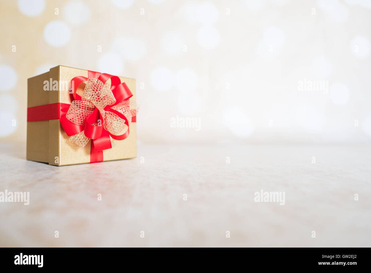 Weihnachten Hintergrund mit Gegenwart und Weihnachtsbeleuchtung. Stockfoto