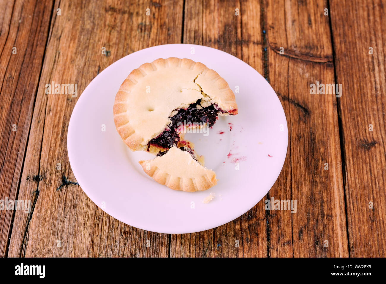Mince Pies mit Berry Stau in auf einem weißen Teller auf dem Holztisch Stockfoto