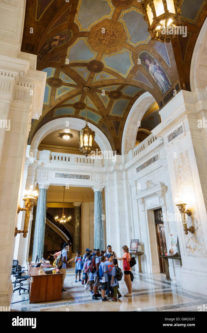 New York City, NY NYC Lower Manhattan, Finanzviertel, Nationalmuseum des Indianers, Alexander Hamilton U.S. Custom House, Lobby, schwarzer Mann b Stockfoto