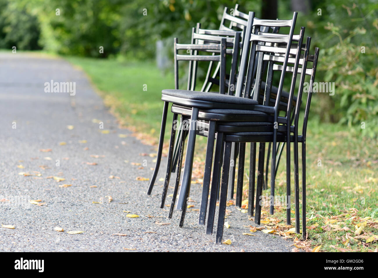 Metall-Stühle gestapelt am Straßenrand Stockfoto