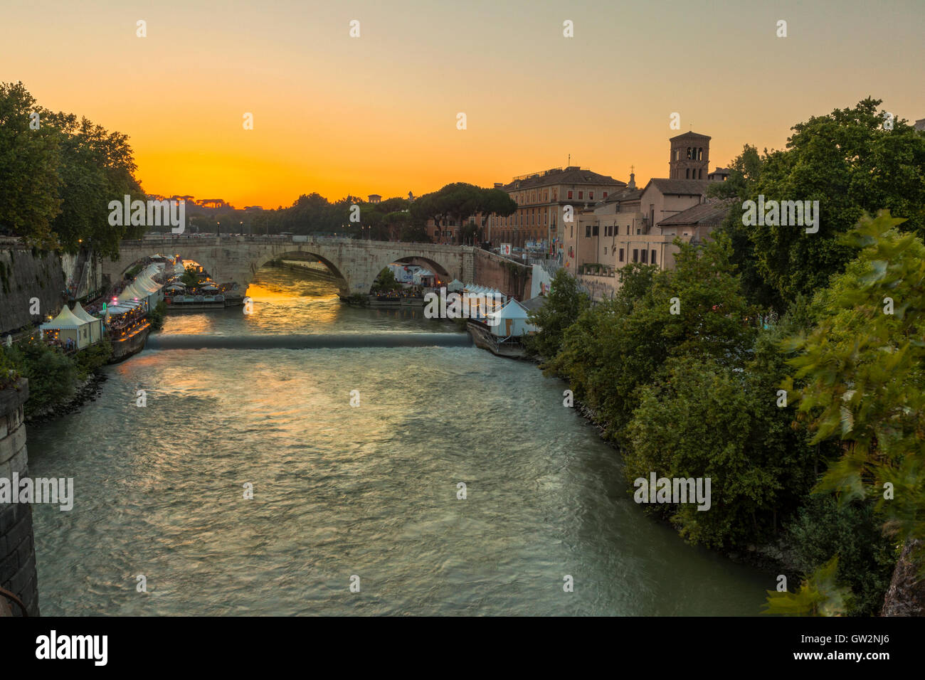 Sonnenuntergang über der Tiberinsel in Rom, Italien Stockfoto