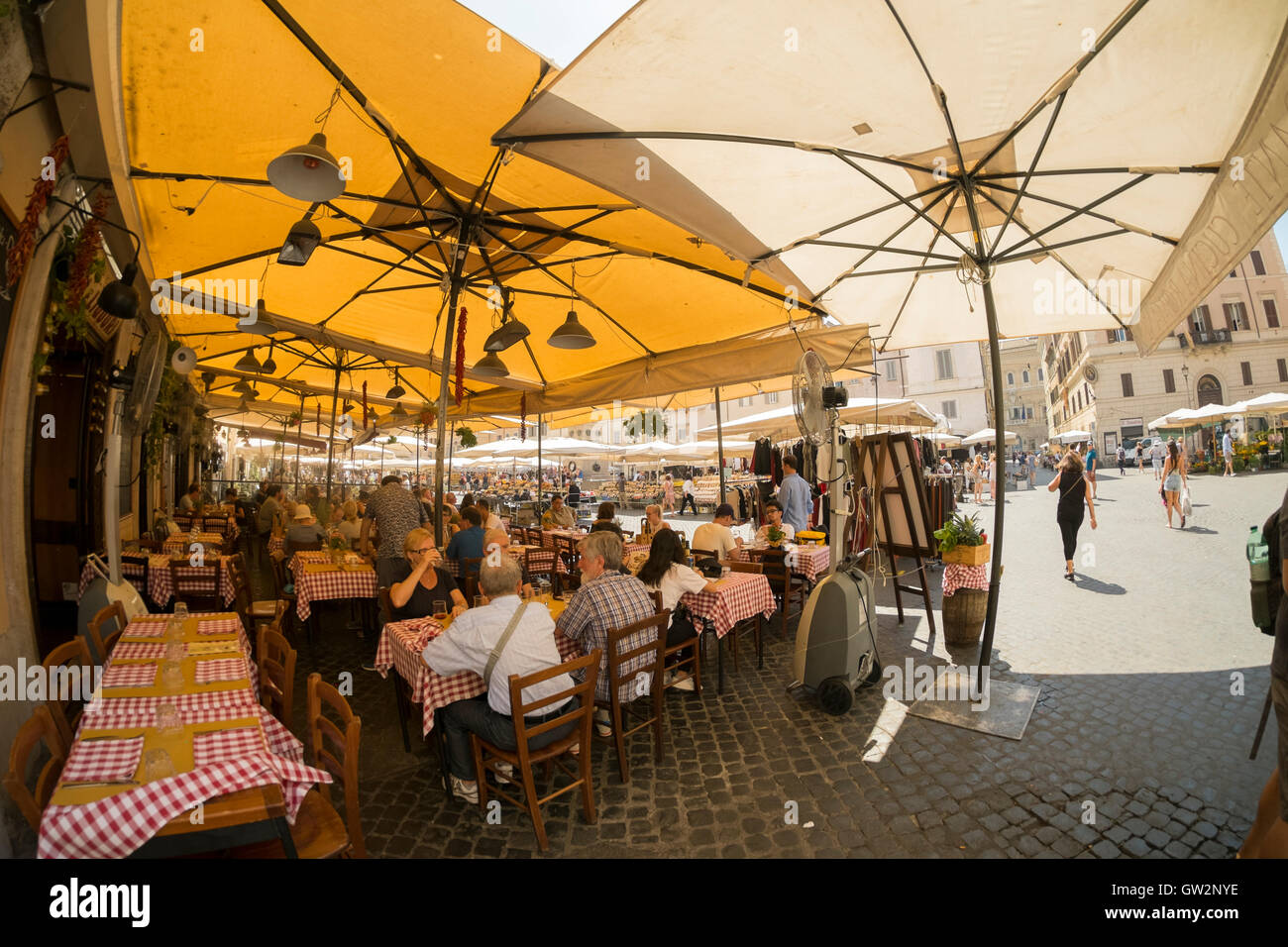 Menschen Essen im Freien in Rom. Stockfoto