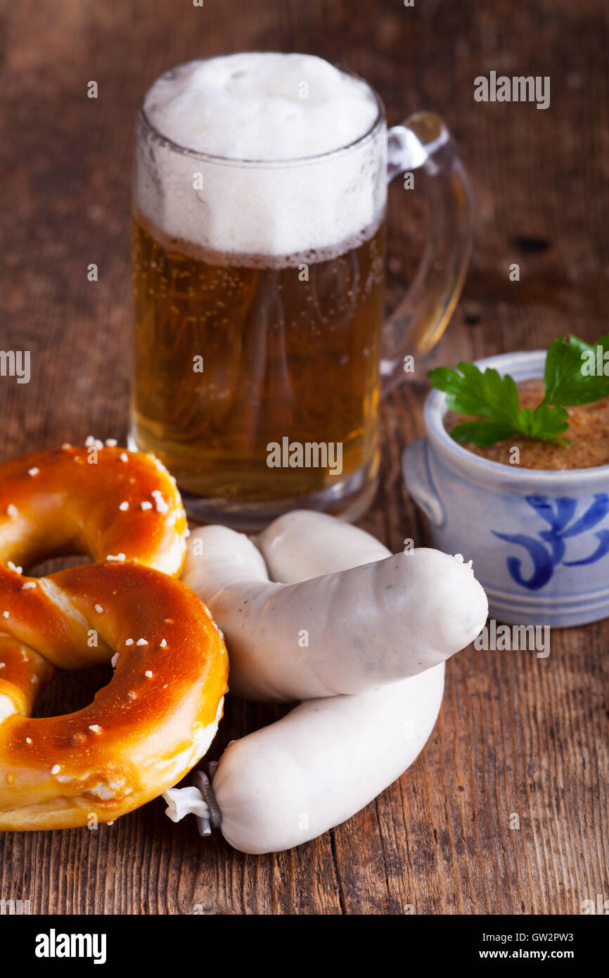 Bayerische Weißwürste mit Bretzel und Bier Stockfoto