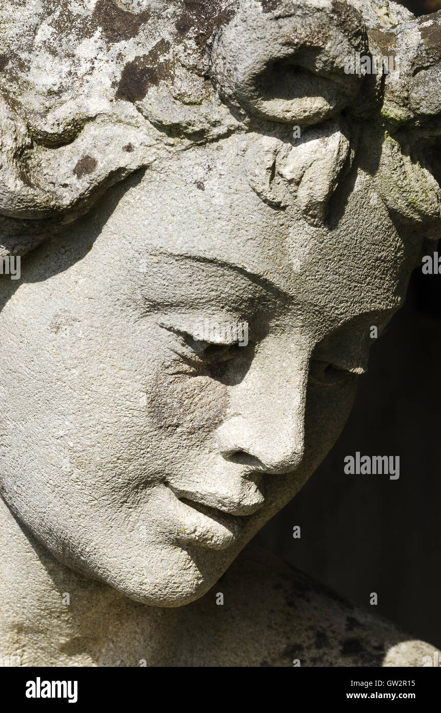 Antike Statue und das Gesicht der Demeter, die Göttin der Ernte, Landwirtschaft, Natur und Jahreszeiten in der griechischen Religion und Mythologie. Stockfoto