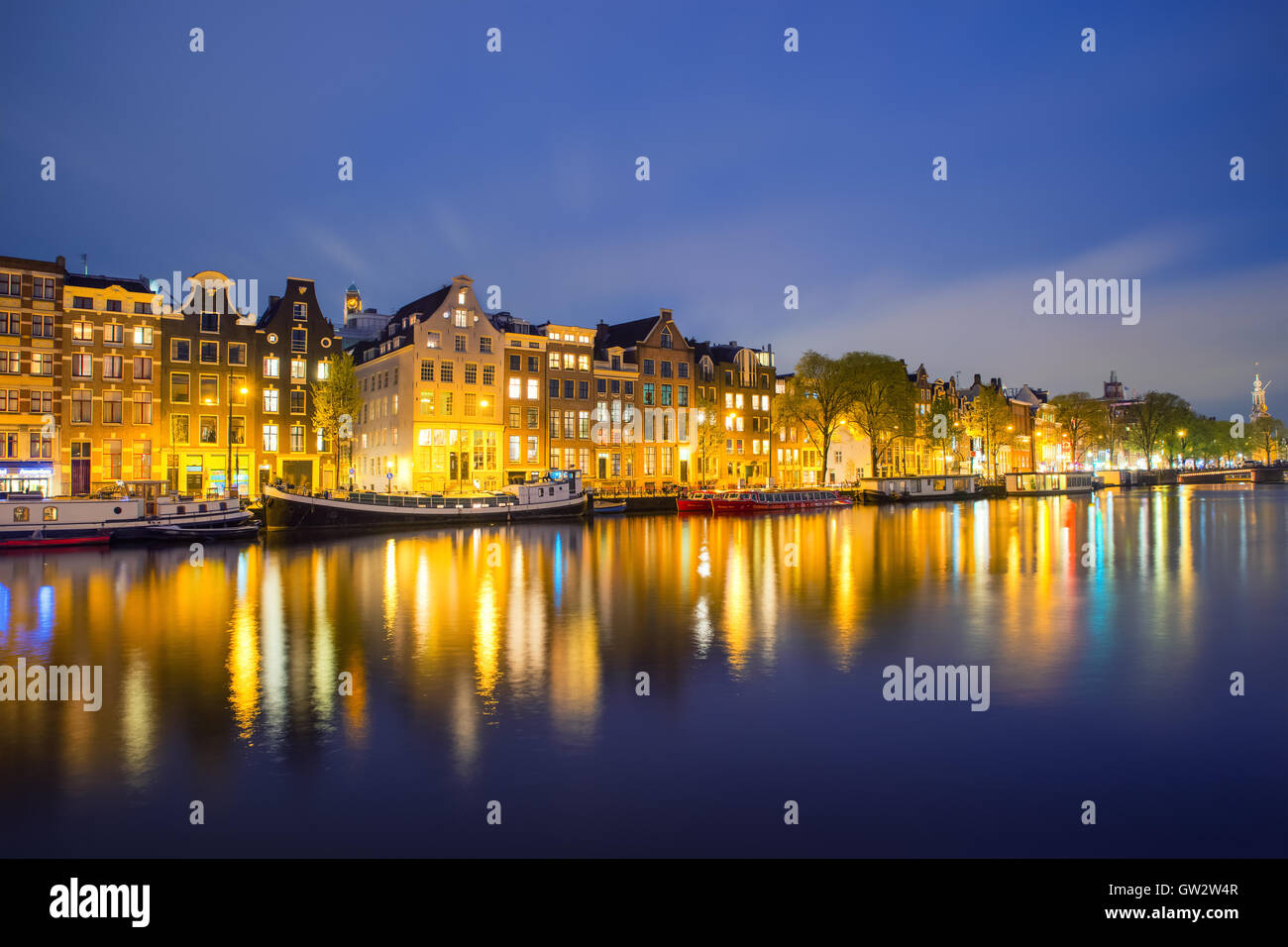 Amsterdam Stadt Nachtansicht der Niederlande traditionelle Häuser mit Fluss Amstel in Amsterdam, Niederlande Stockfoto