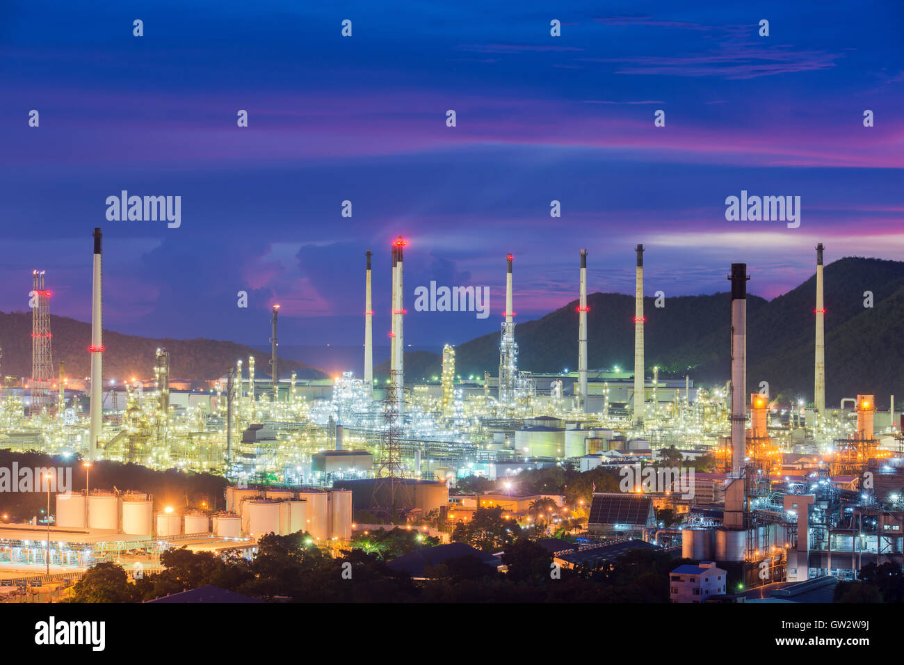Landschaft des Öl-Raffinerie-Industrie oder Erdöl-Industrie mit Öltank Stockfoto