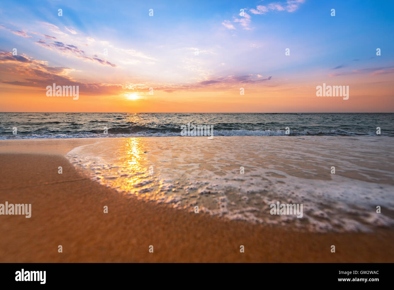 Bunte Meer Strand Sonnenaufgang. Stockfoto